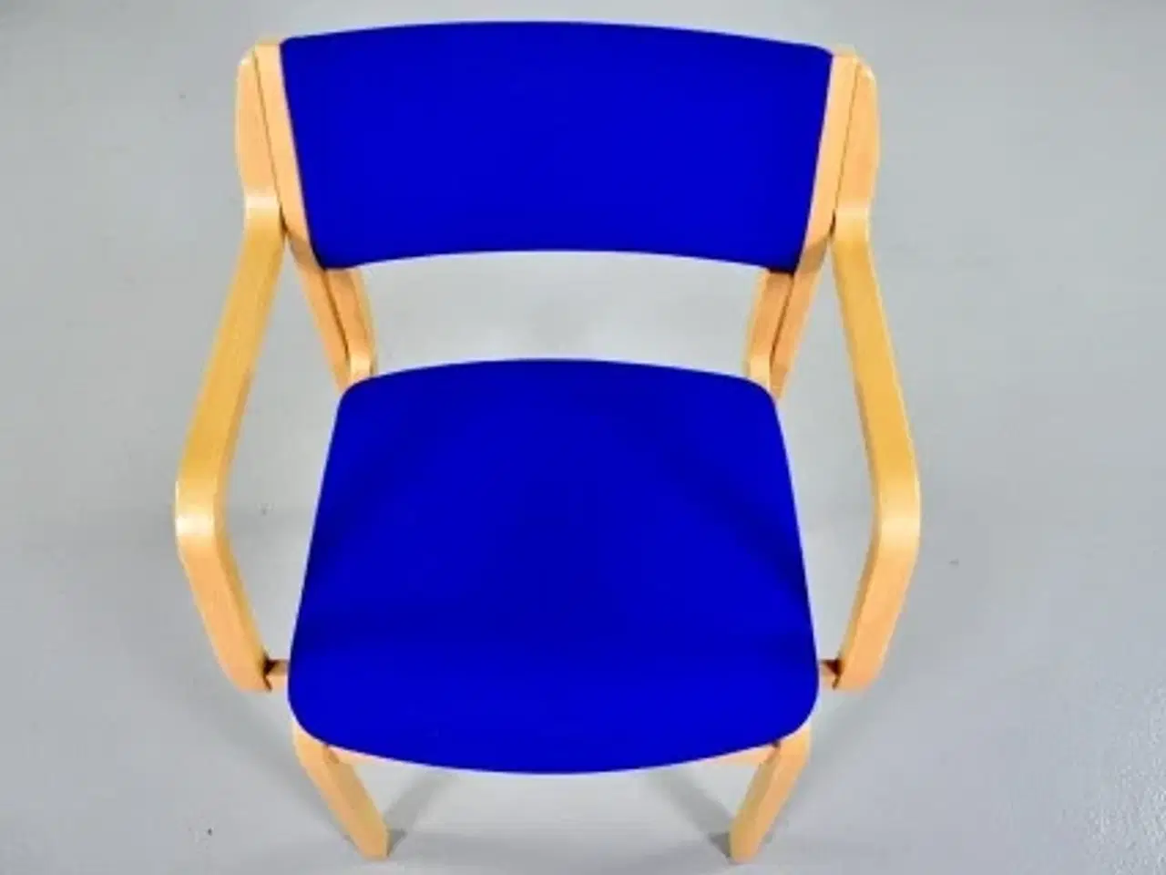 Billede 5 - Farstrup konferencestol i bøg med armlæn og blå polster.
