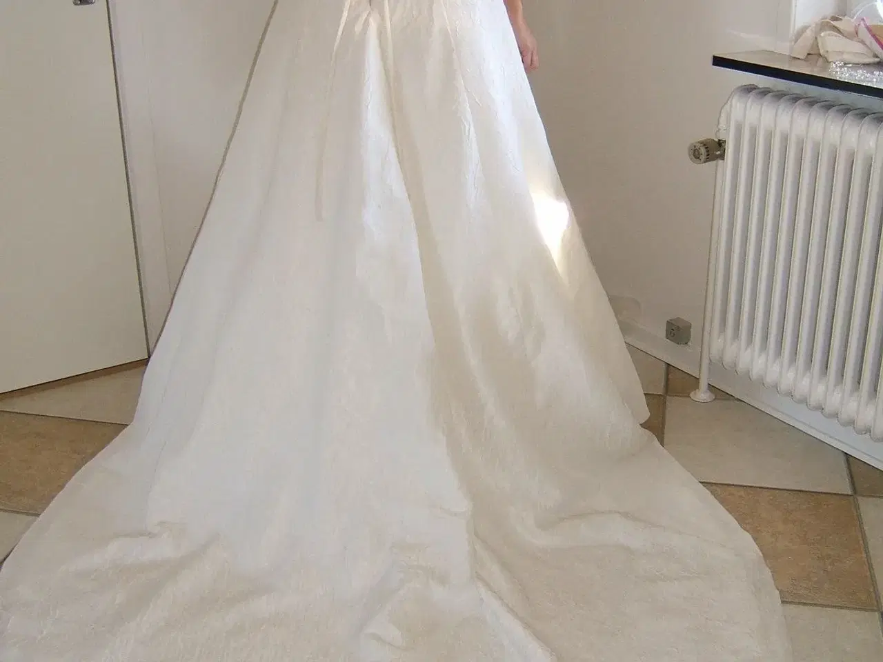 Billede 3 - brudekjole med corsage og slæb