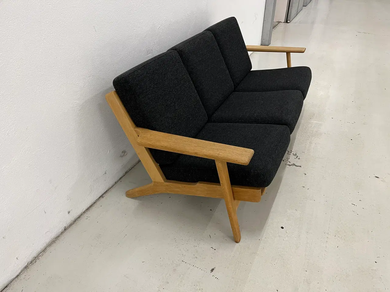 Billede 4 - Hans J Wegner Ge-290/3 mørkegrå Hallingdal uld.