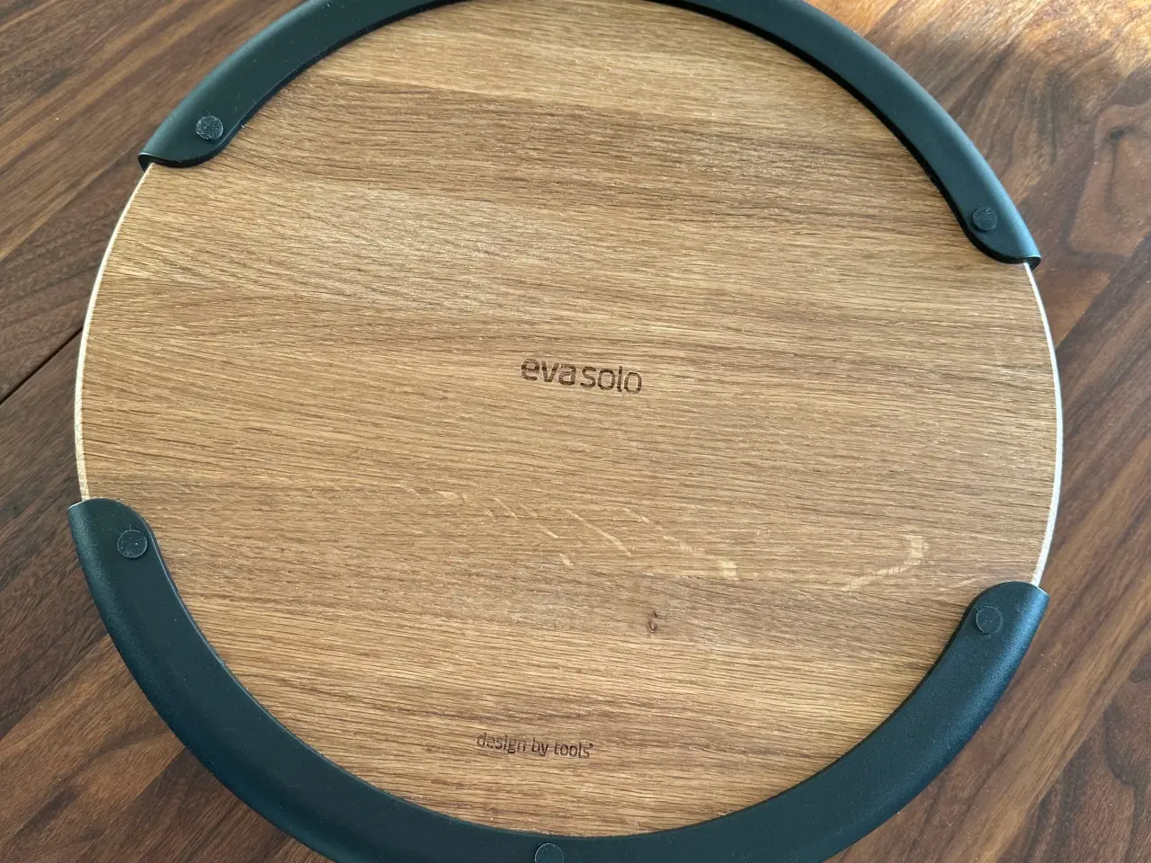 Billede 2 - Eva Solo træbakke med rund form og sort kant. 