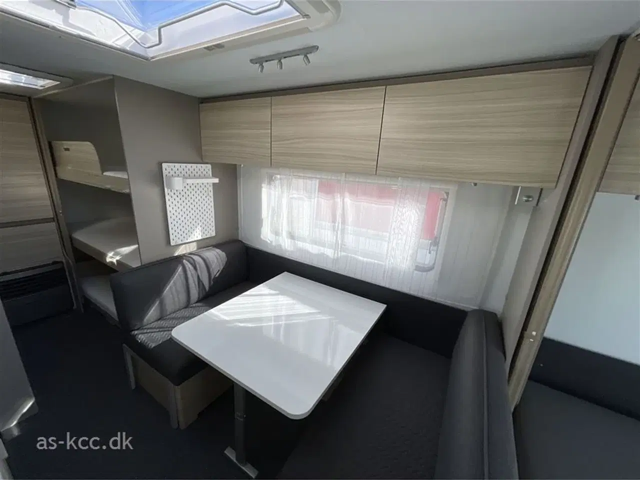 Billede 4 - 2022 - Adria Altea 552 PK   Adria Altea 552 PK årg. 2022 Incl 7 sovepladser, 4 siddepladser. Isabella Pacific 3 m , Isabella Sun Shine med front