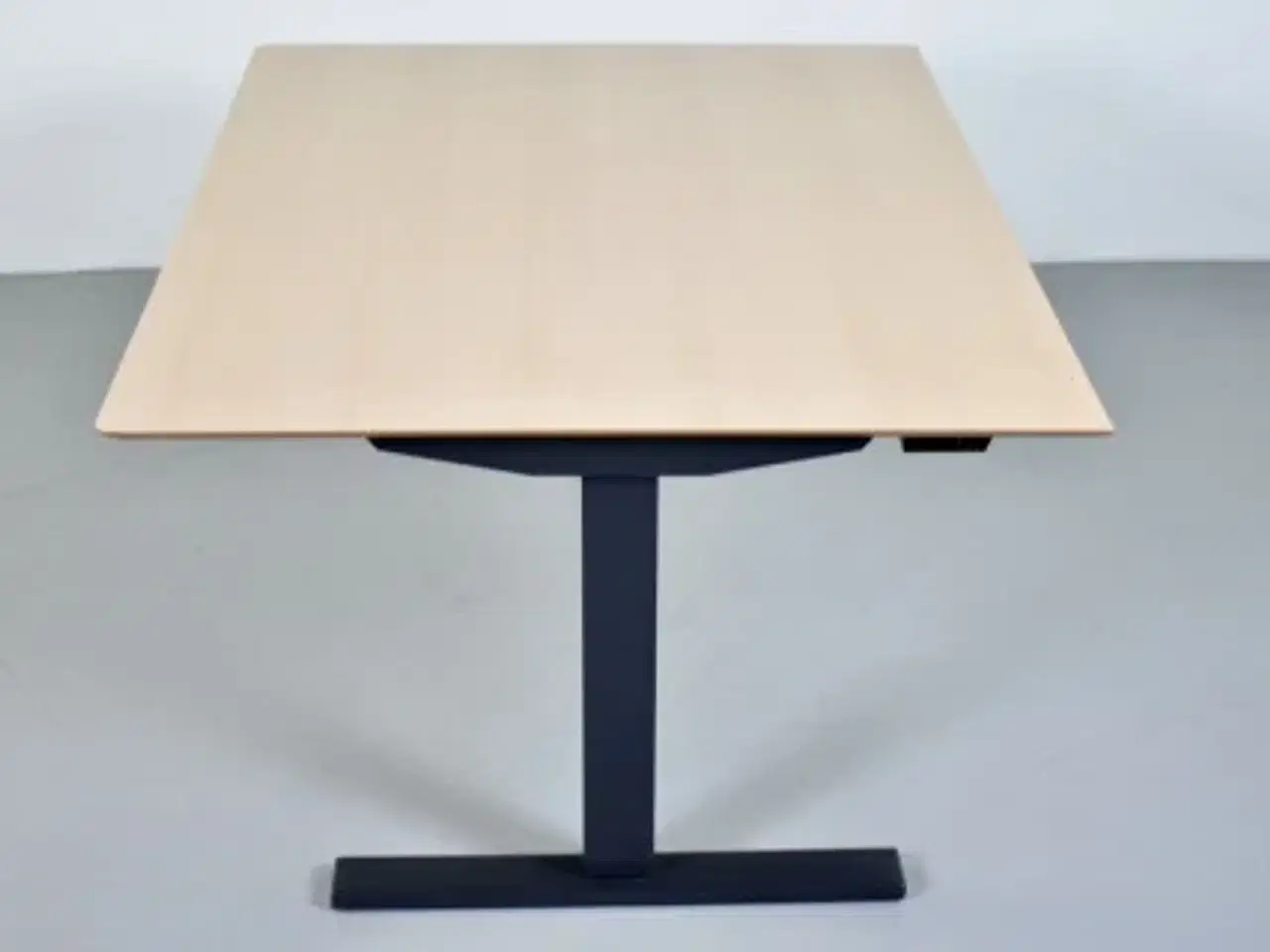 Billede 2 - Scan office hæve-/sænkebord med bøgelaminat, 150 cm.