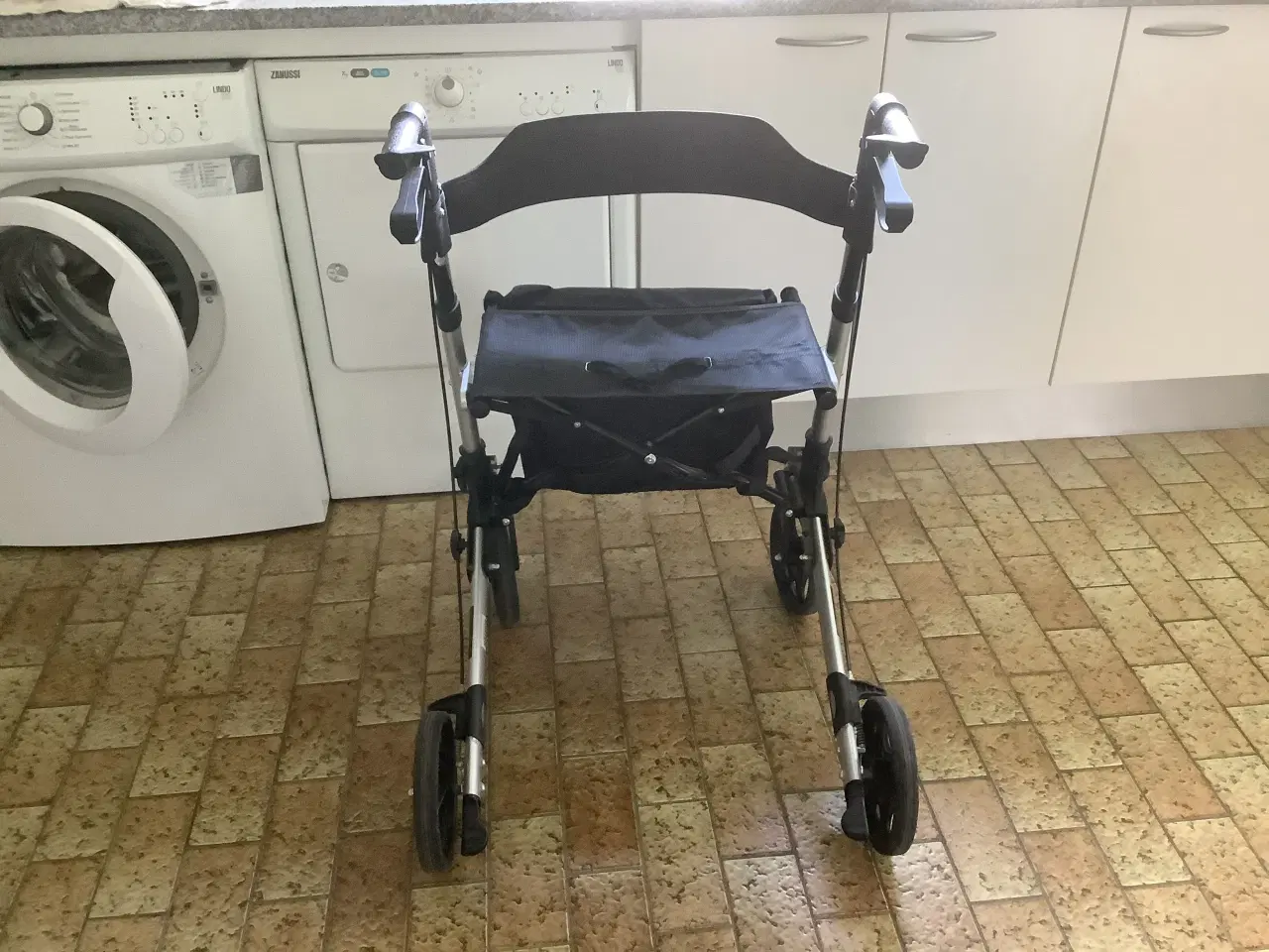 Billede 4 - Rollator  Uniprodo med taske.