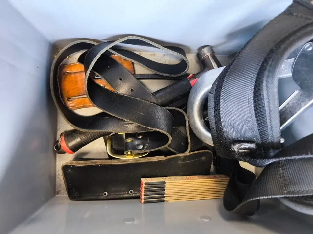 Billede 2 - Kasse m. sikringsgrej samt div.