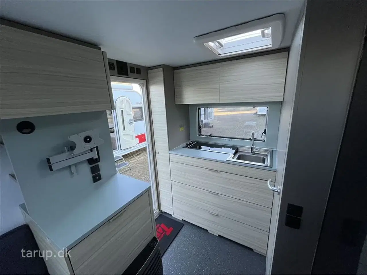 Billede 12 - 2020 - Adria Altea 362 LH   Fortelt: Ventura Vivo luftfortelt, mover, 140 l. køleskab m/ fryser, køkken i bagende, toiletrum m/ bruser, enkeltsenge som kan laves til dobbeltseng