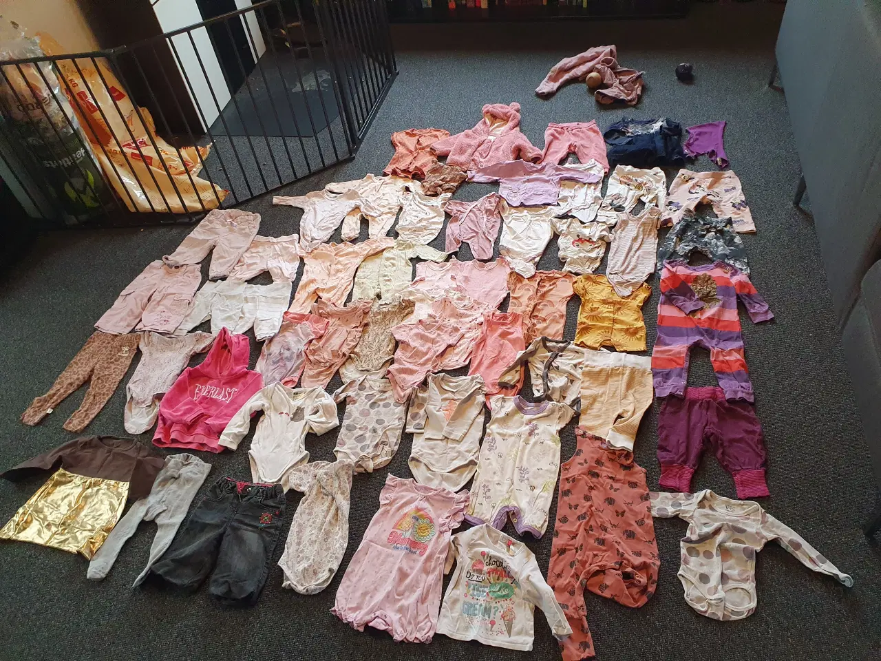 Billede 7 - Stor pigetøj pakke fra 0-1,5 år over 200 stk.tøj