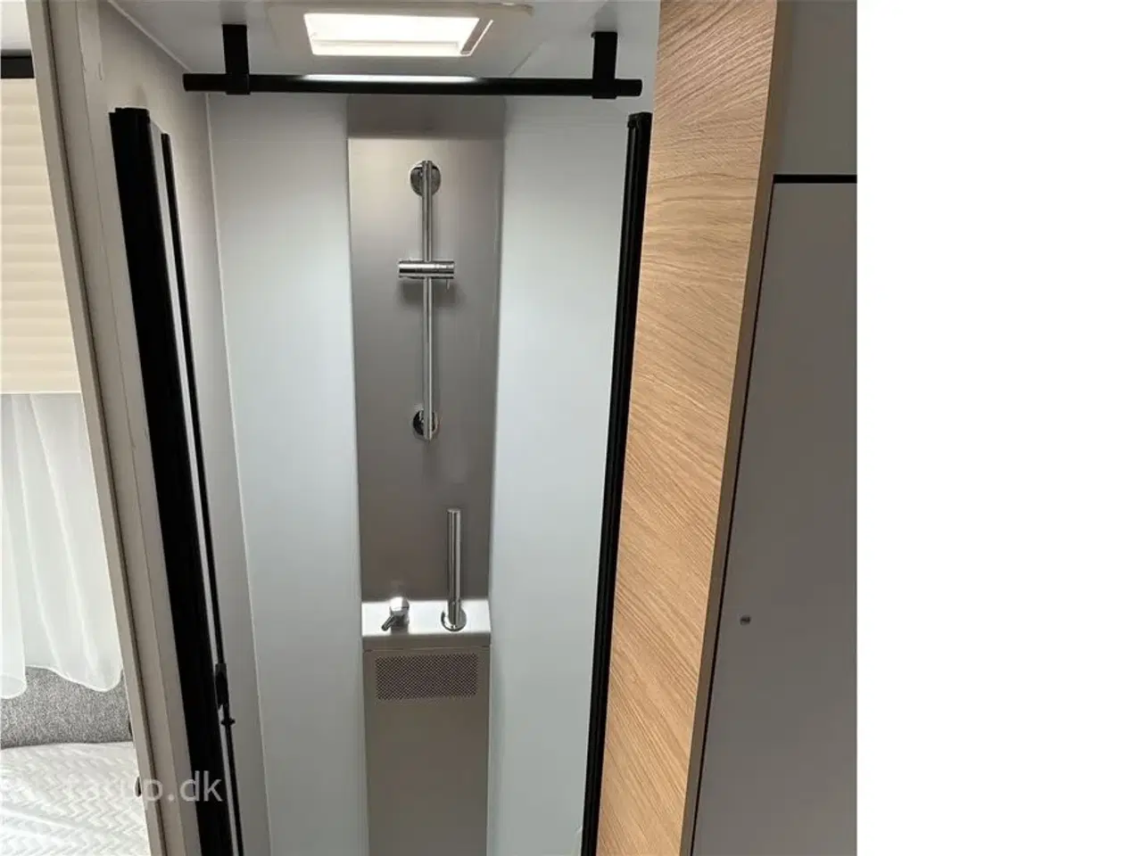 Billede 17 - 2026 - Adria Adora 663 UT Alde   ALDE centralvarme, elektrisk gulvvarme, frontkøkken, rundsiddegruppe, SmartBox gaskasse opbevaring, stort køleskab, enkeltsenge