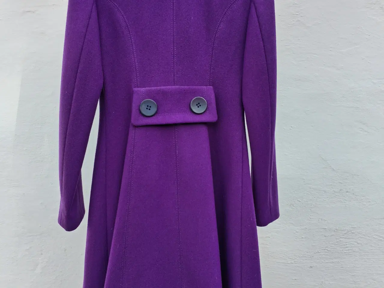 Billede 2 - Ny uldfrakke med markeret talje