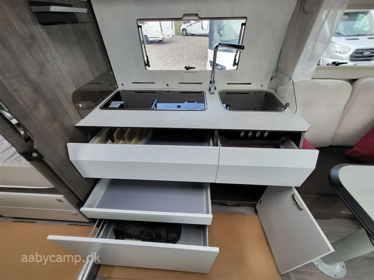 Billede 12 - 2020 - Benimar Amphitryon 957   Lave enkeltsenge. ende badeværelse.face to face siddegruppe.