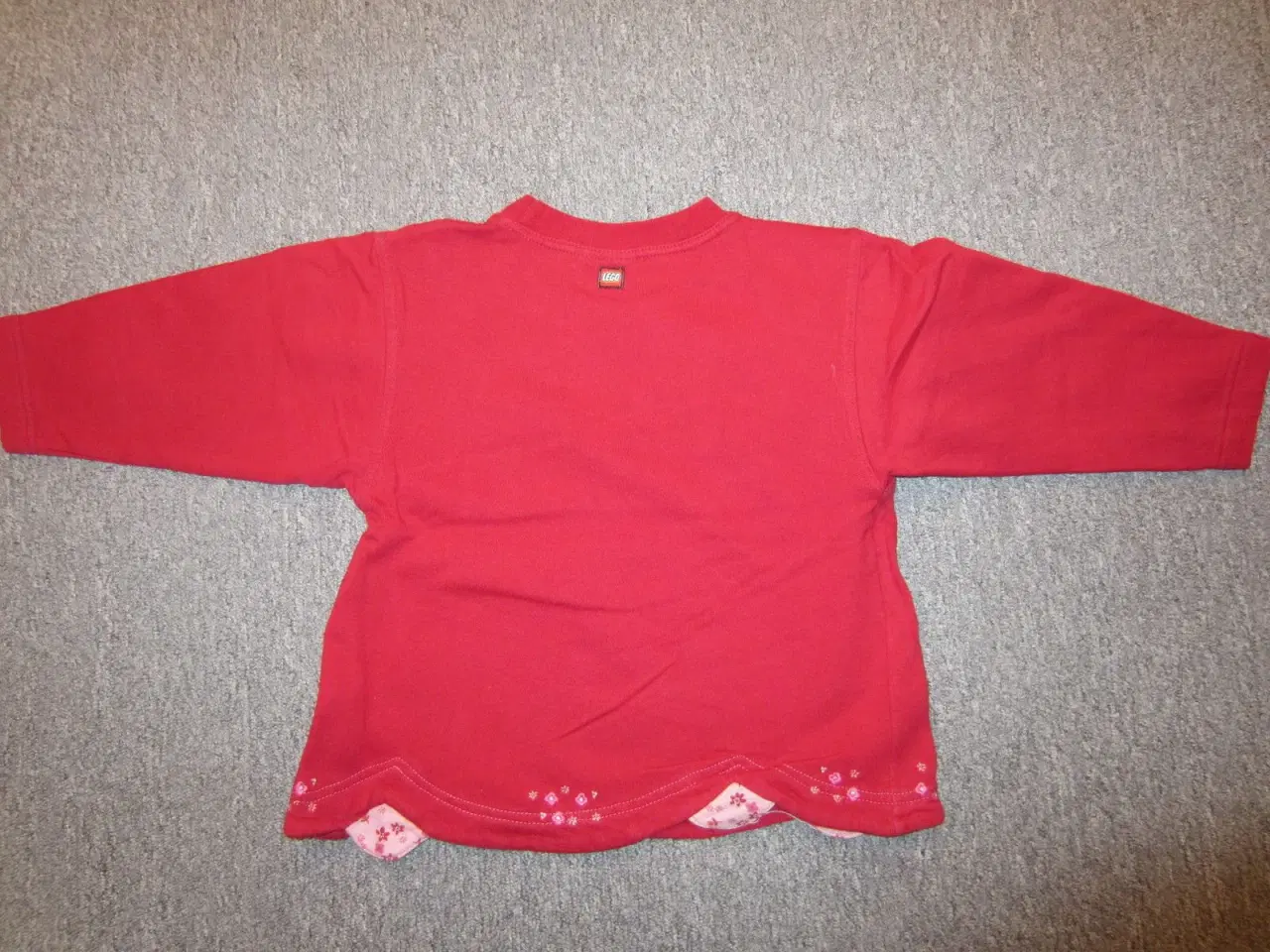 Billede 4 - Rød Lego bluse - trøje str. 98 til pige
