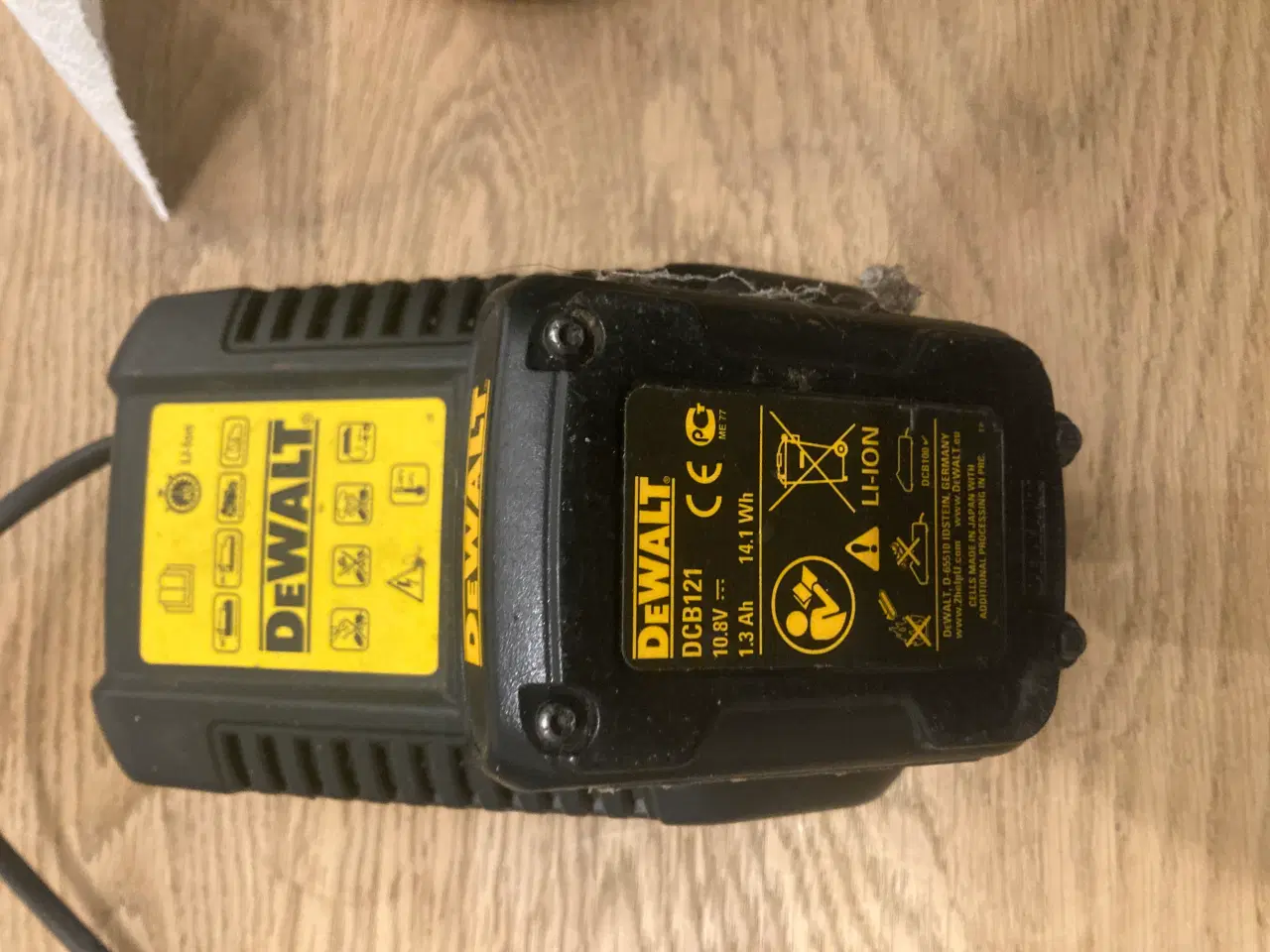 Billede 1 - DeWalt oplader samt batteri 