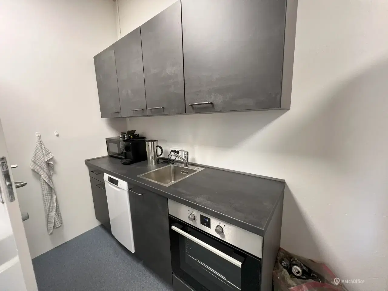 Billede 10 - Erhvervslejemål med 2 gode elporte