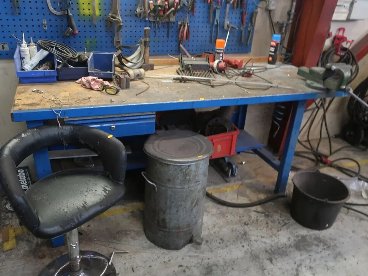 Billede 2 - Arbejdsbord med værktøjstavle samt div. Værktøj