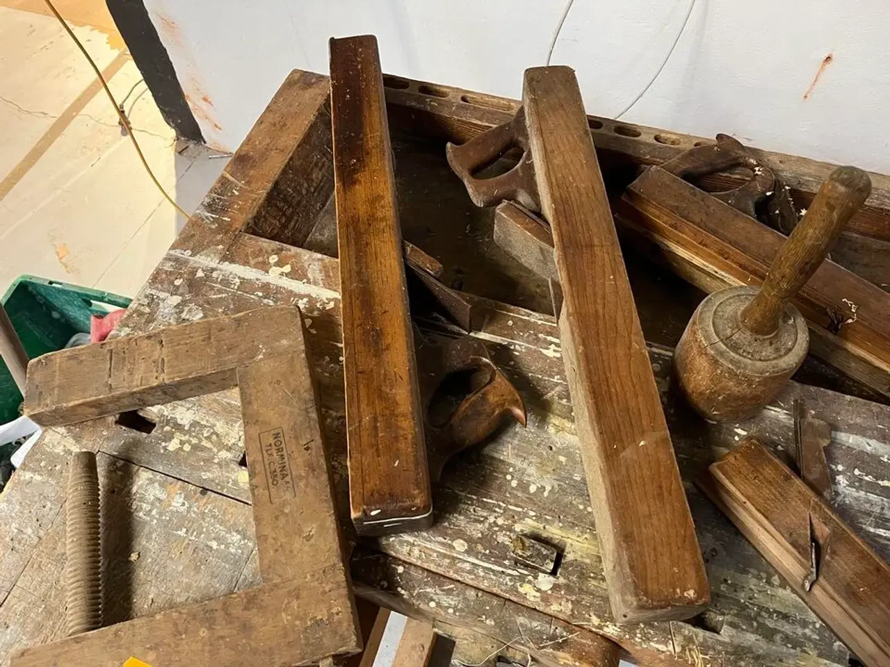 Billede 9 - Ældre Høvlebænk m. træ værktøj