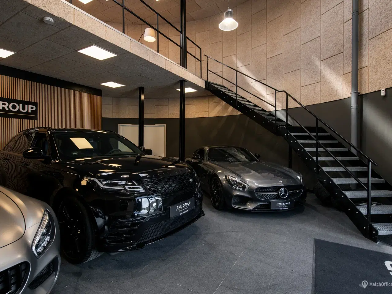 Billede 11 - Unik ejendom - Lager/showroom/kontor - 3 meter port og dobbeltdør som kan åbnes helt op.