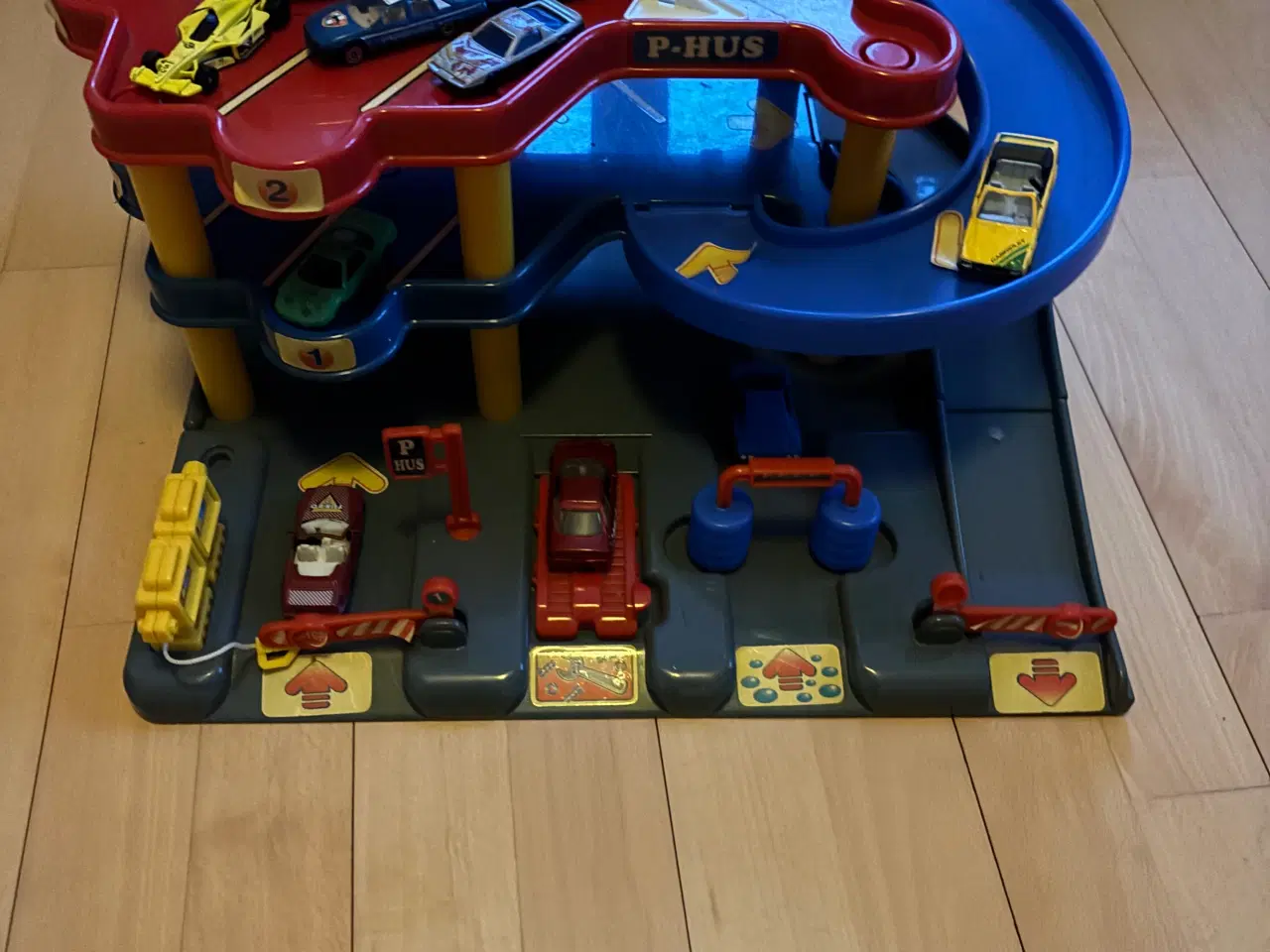 Billede 1 - LegetøjsHøjhus med Masser af Biler