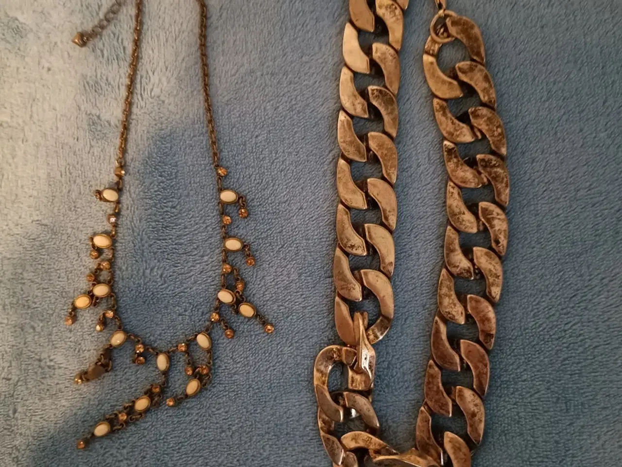 Billede 5 - Plastboks med diverse smykker fra Simili & Pilgrim