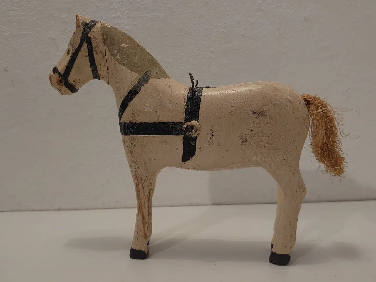 Billede 1 - Fængselslegetøj: Hvid hest, L 14,5 og H 14cm.