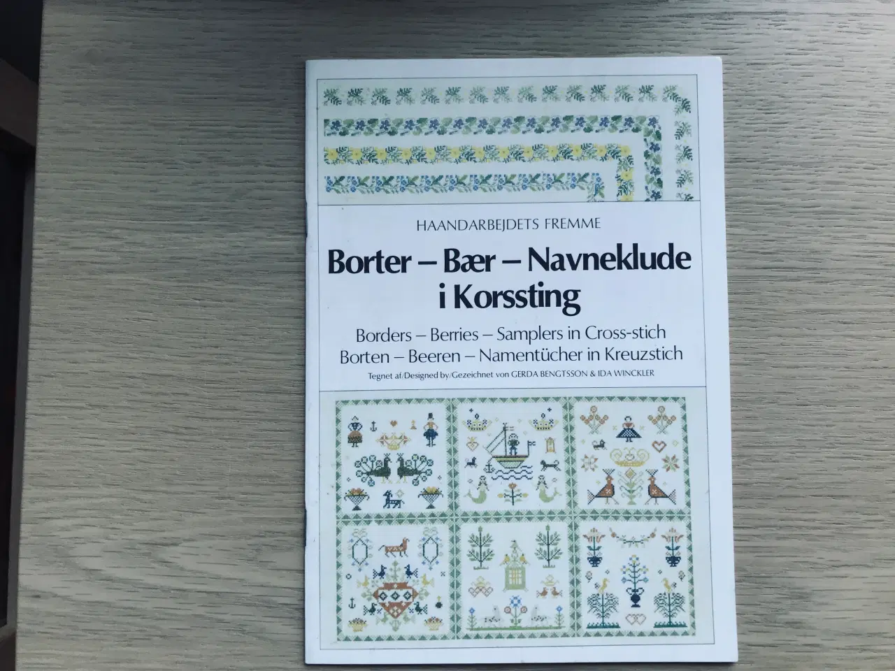 Billede 1 - Borter - Bær - Navneklude i Korssting