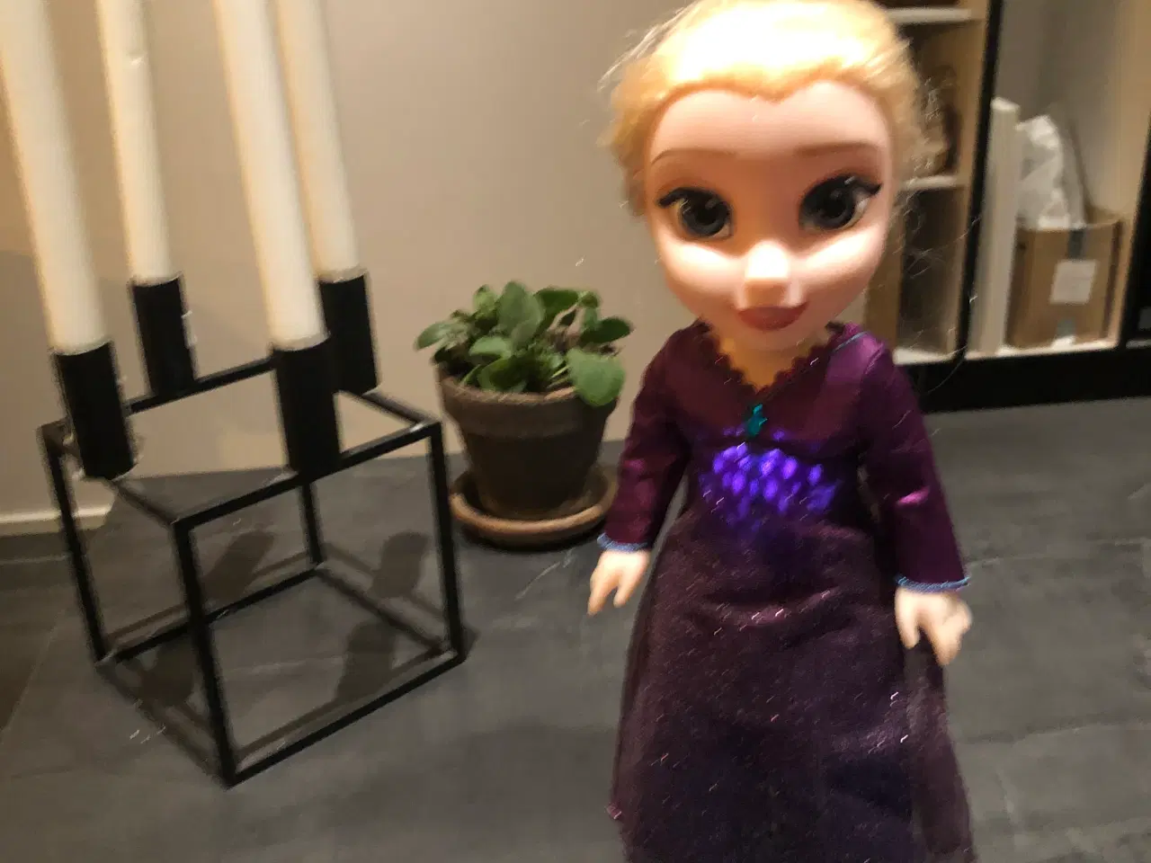 Billede 5 - Syngende Elsa figur med lysende kjole