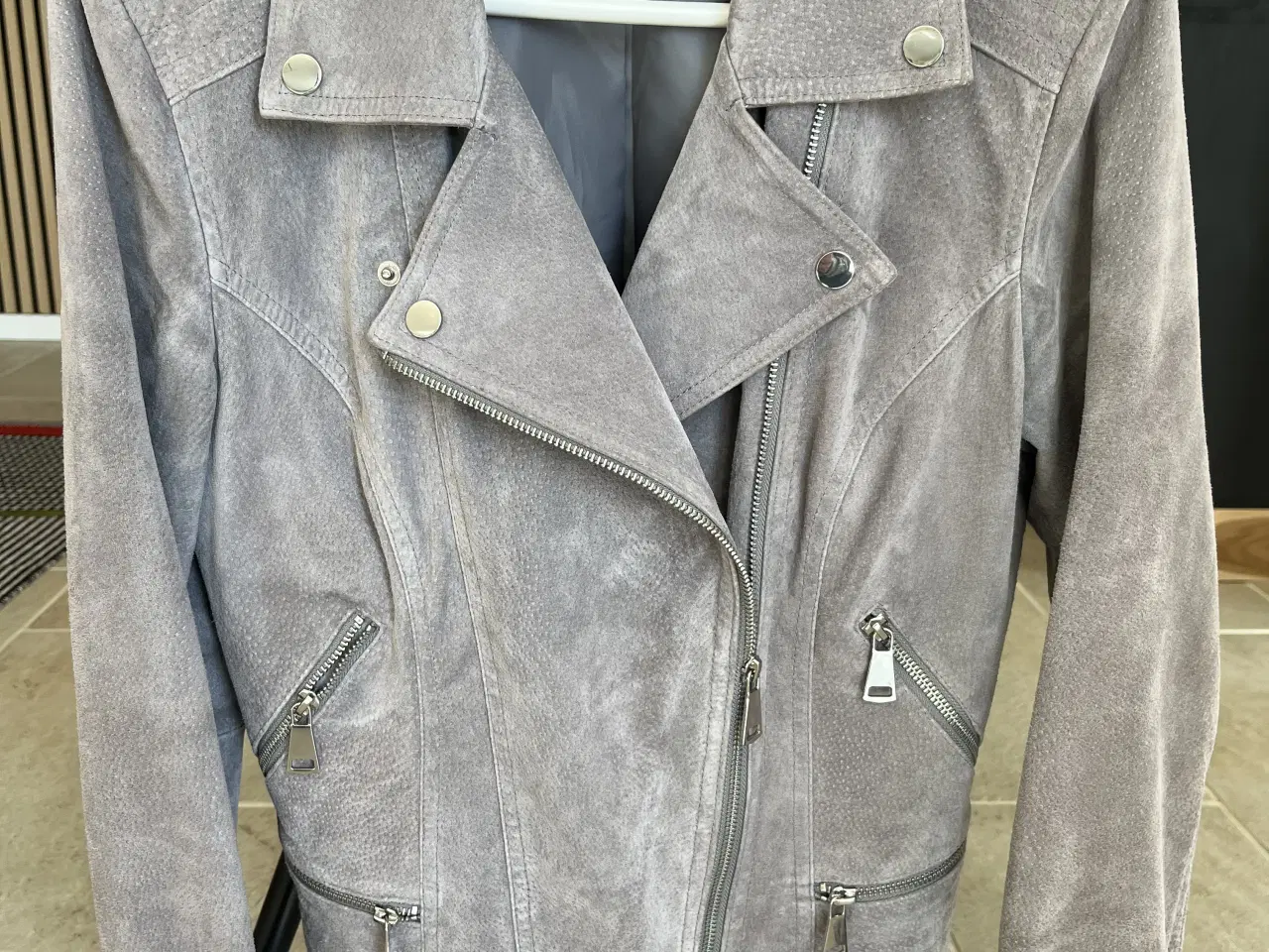 Billede 1 - Grå ruskind jakke