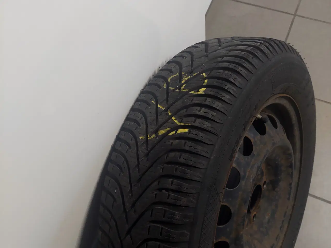 Billede 3 - Komplet vinterdæk på fælge med dæktryk ventiler 