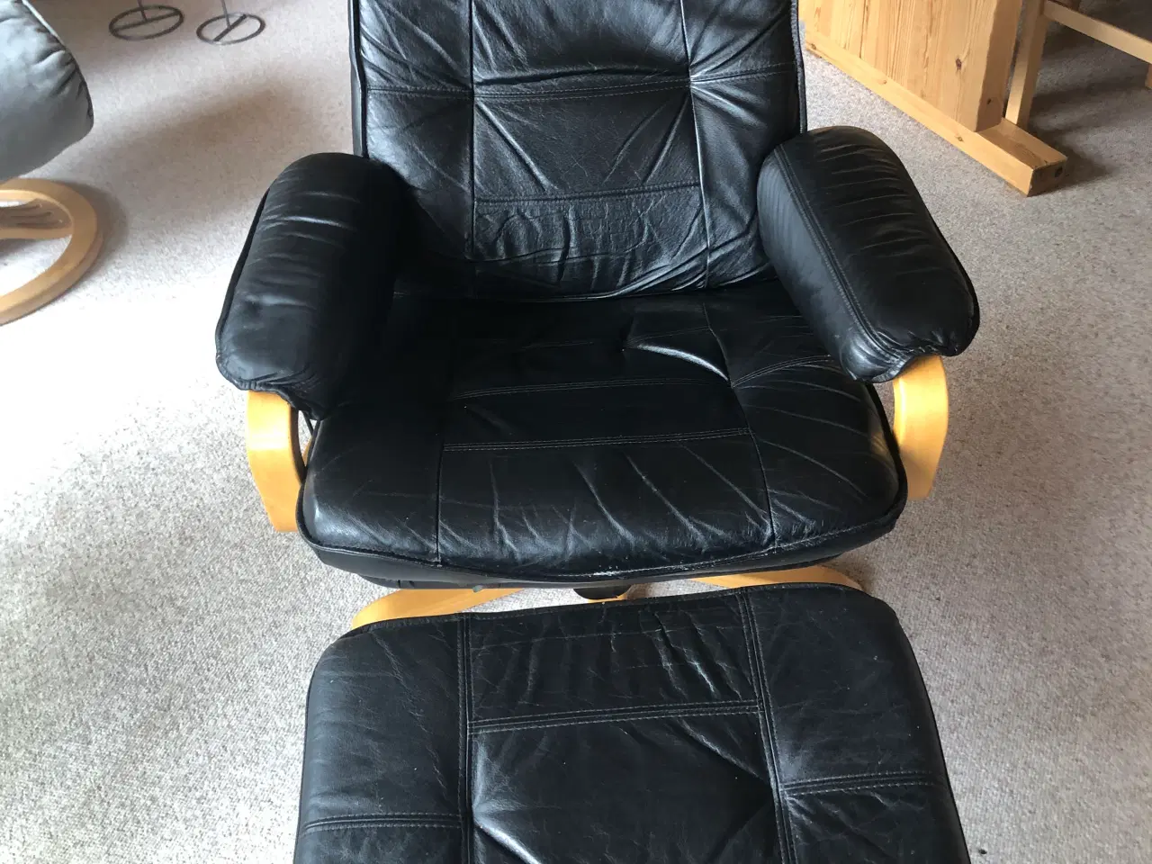 Billede 2 - SORT LÆDERLÆNESTOL M/SKAMMEL, TILT OG DREJELIG
