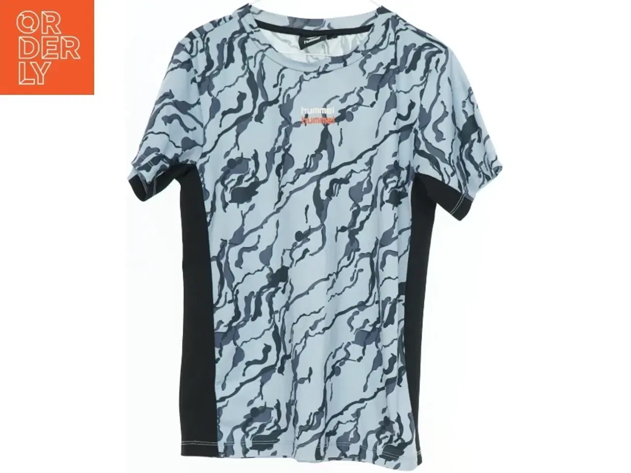 Billede 1 - Kortærmet T-shirt med mønster fra Hummel (str. 140)