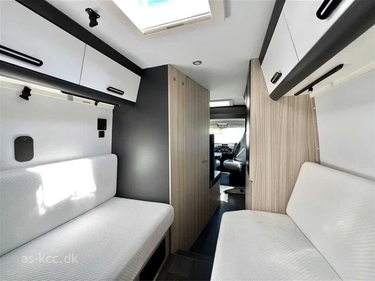 Billede 16 - 2024 - Sun Living V 65 SL   Flot Adria Sun Living V 65 SL med 2 Enkelt senge.