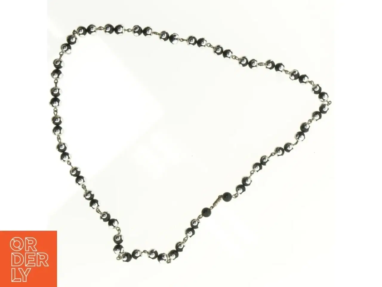 Billede 2 - Halskæde med sorte perler og sølvfarvede led (str. 40 cm)