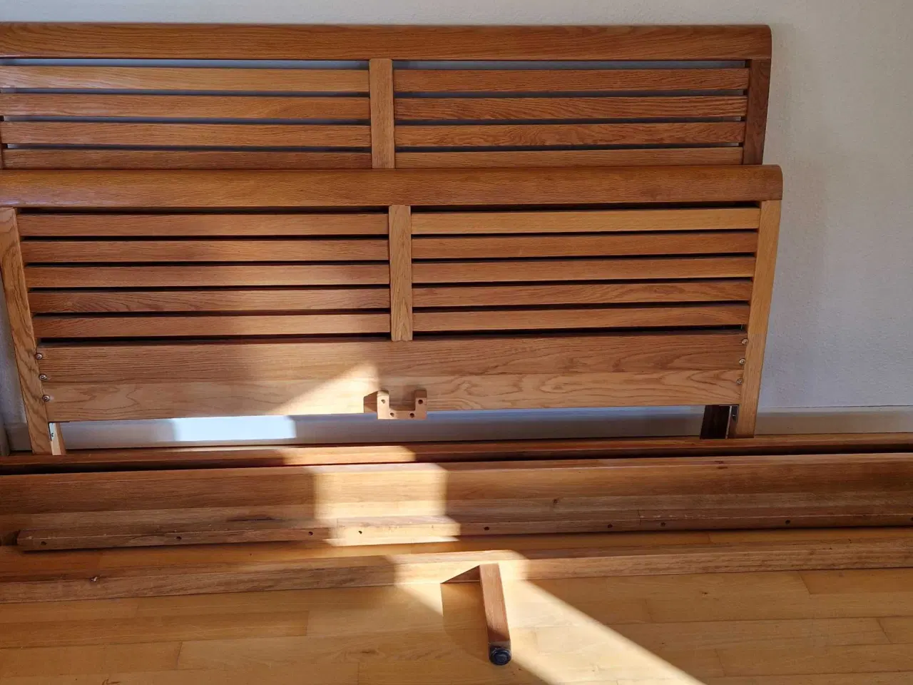 Billede 1 - Seng i massiv oliebehandlet eg, 140×200 med borde 