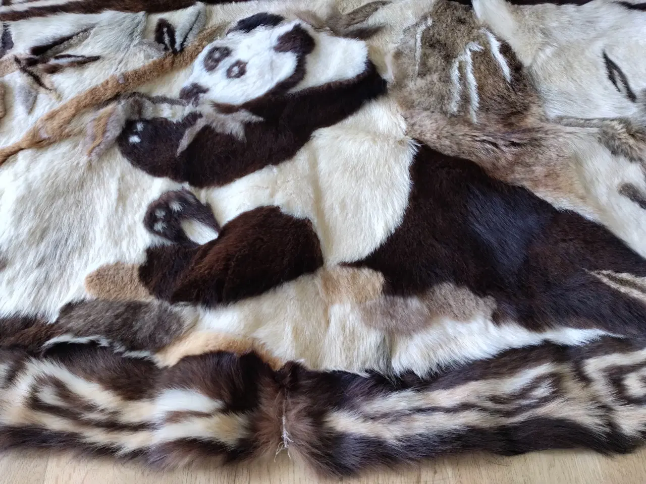 Billede 3 - Skind tæppe m. Pandamotiv 75x120 cm