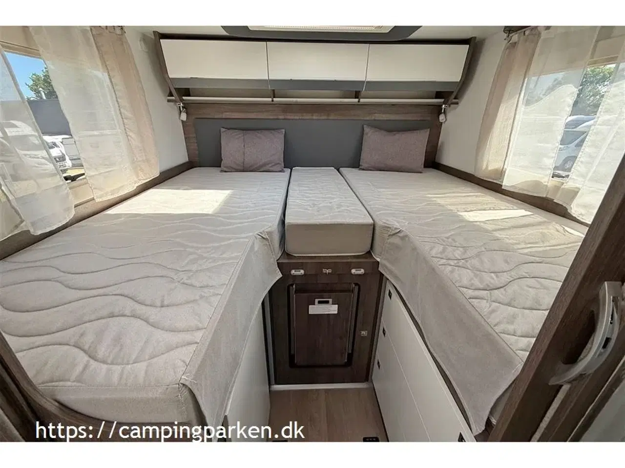 Billede 11 - 2022 - Benimar Amphitryon 967   Topmodel fra Benimar, vognen er udstyret som en luksuscamper, vandbåren varme, automatgear, lækkert design