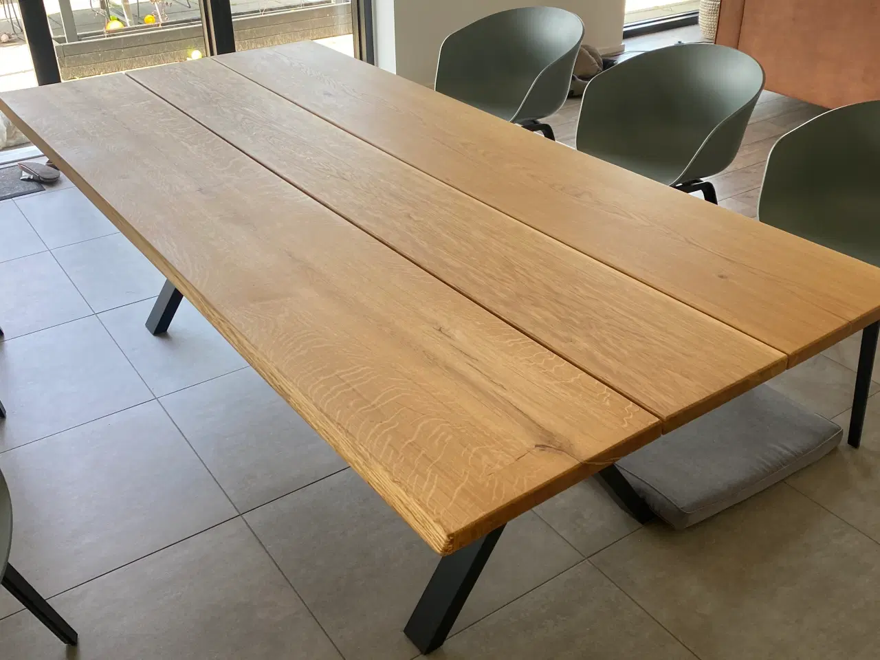 Billede 1 - Spisebord i massivt egetræ med sorte metalben