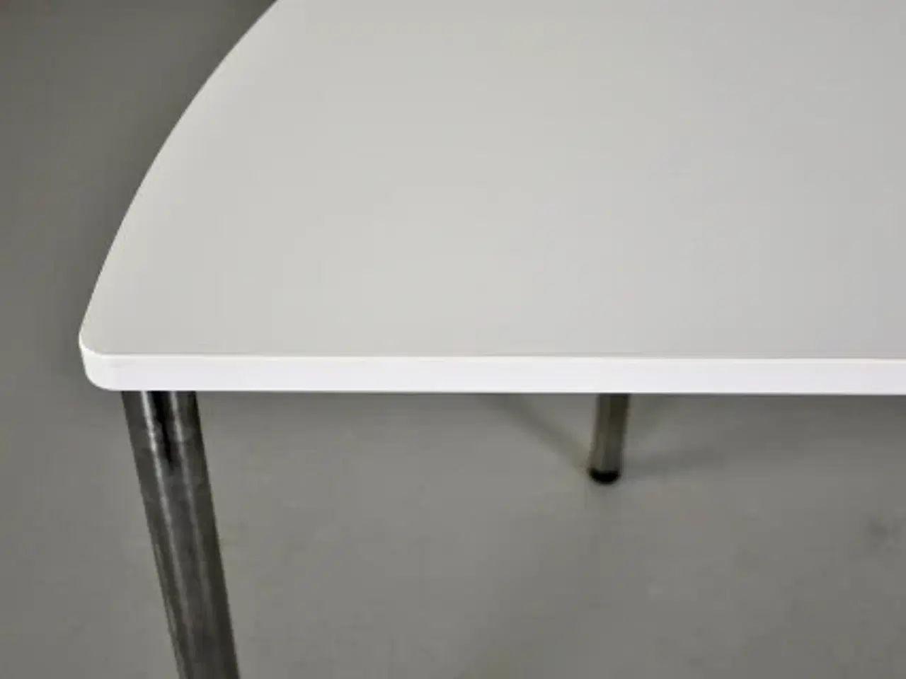 Billede 6 - Halvrundt dencon konferencebord med hvid laminat og krom stel
