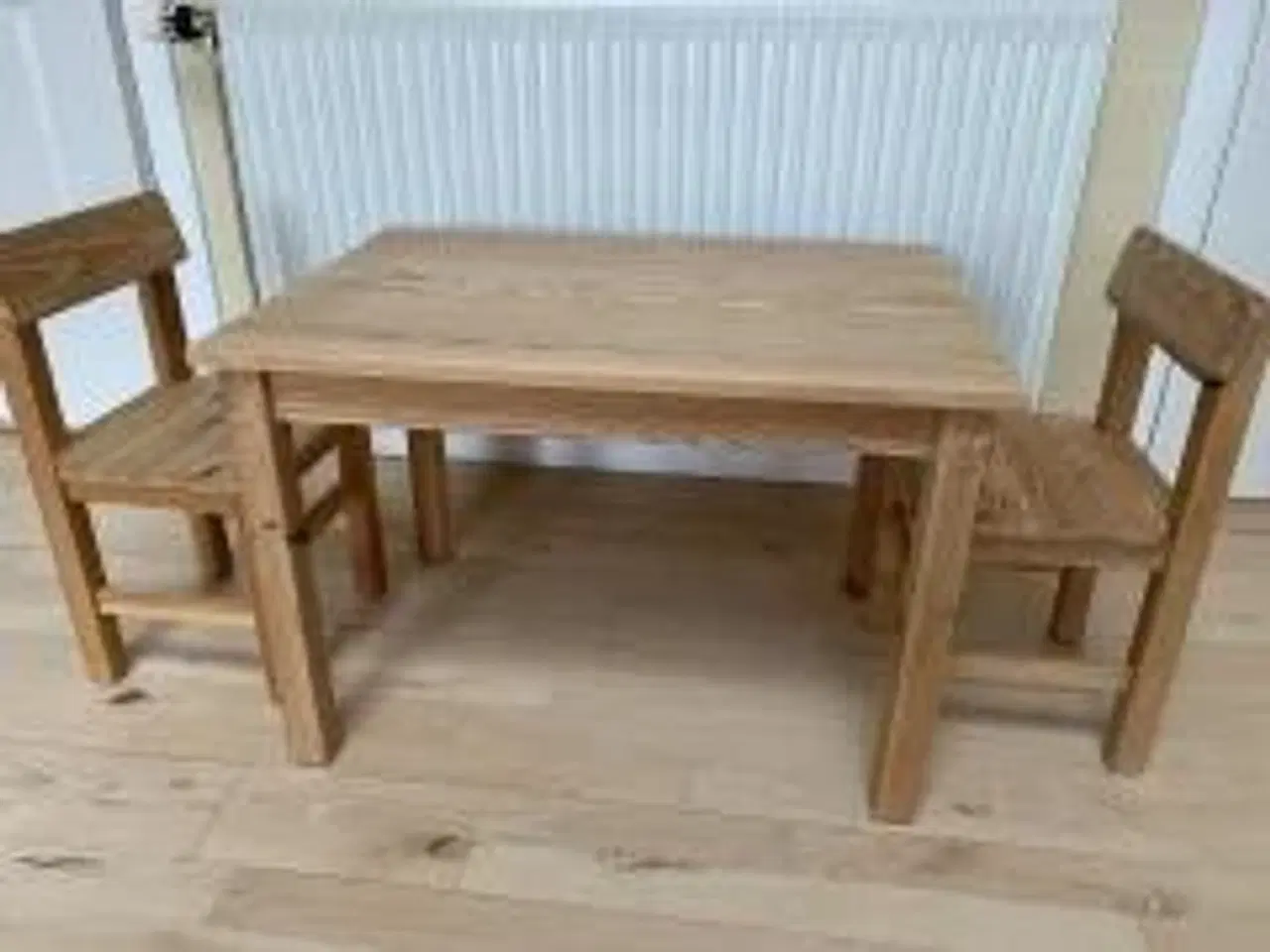 Billede 2 - Børnestole og -bord i massivt fyrretræ