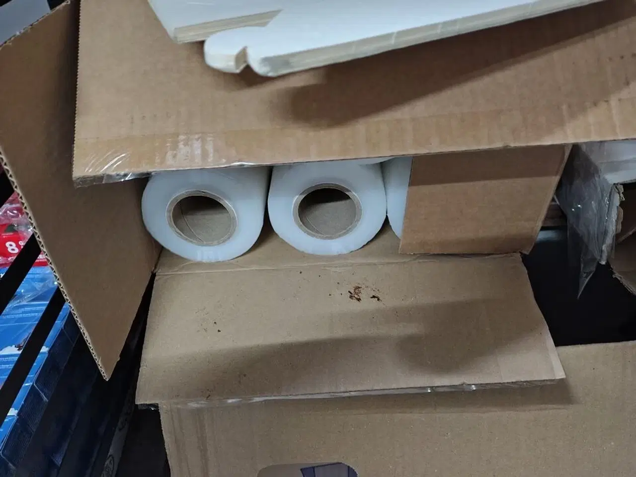 Billede 4 - Reol med indhold