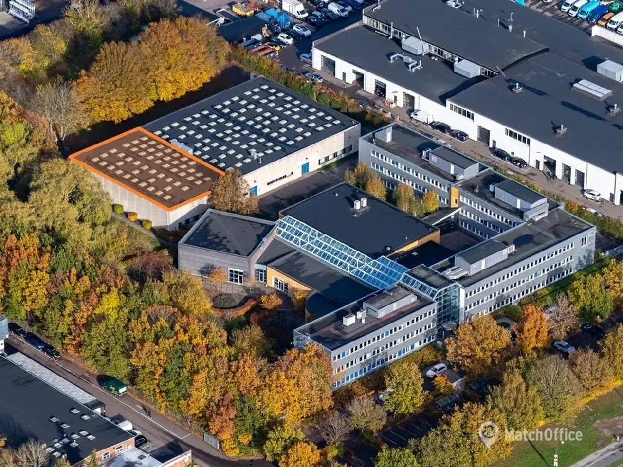 Billede 9 - 813 m² højloftet lagerhal på indhegnet grund