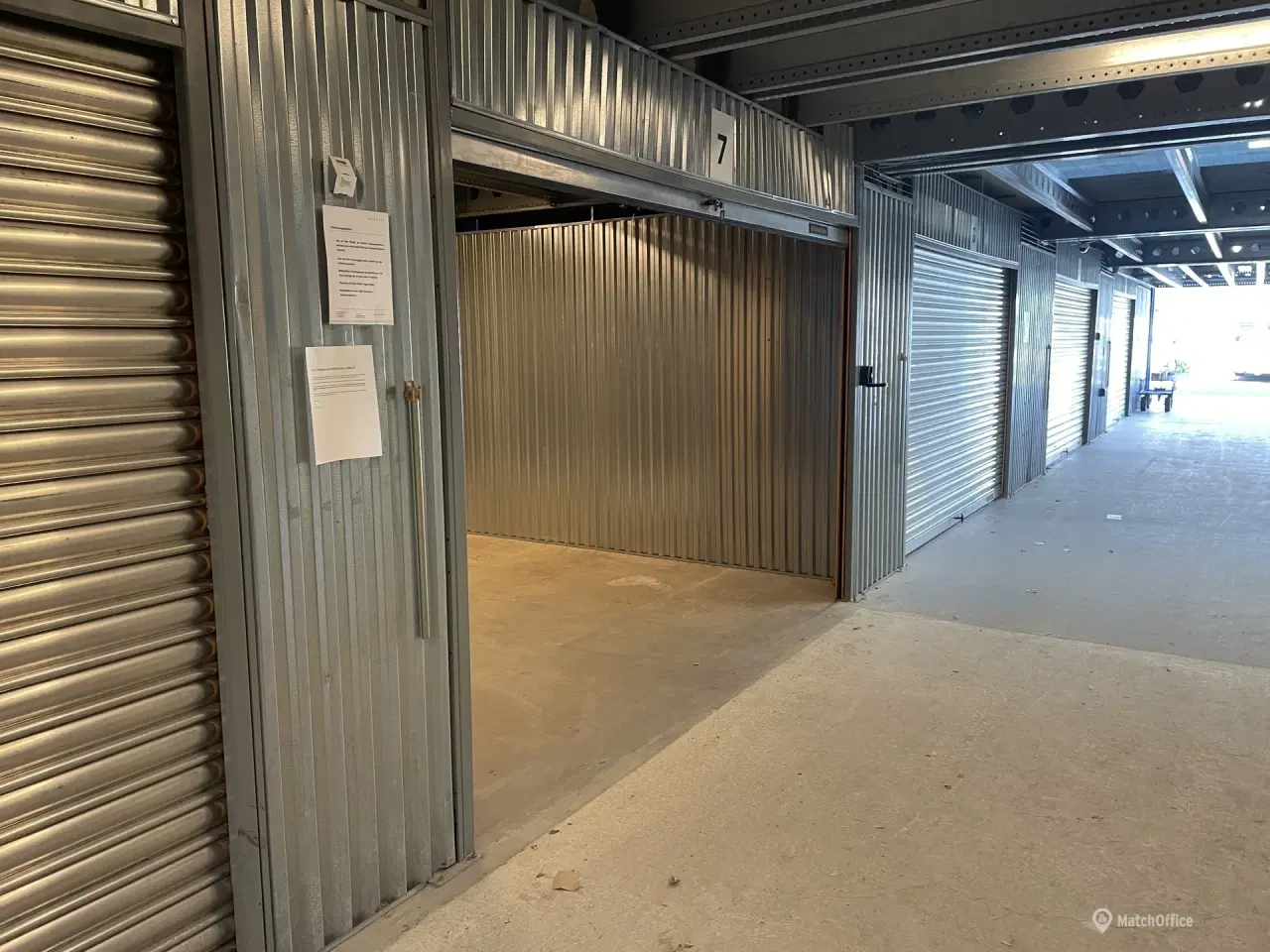 Billede 3 - Rummeligt tørt lager i gadeplan med port - bil kan køres helt til lager