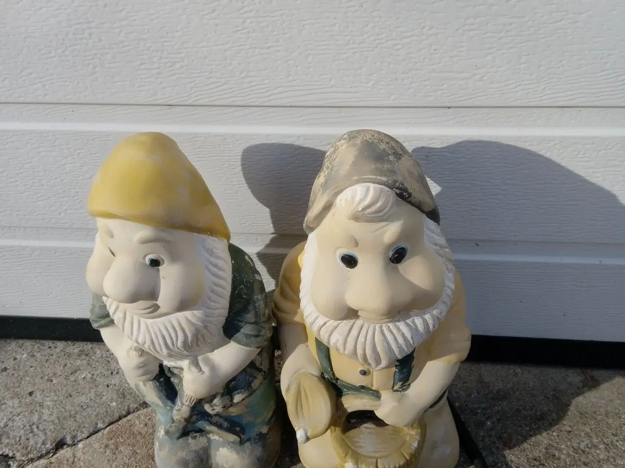 Billede 2 - Havenisser 2 små blege havenisser højde 35 cm