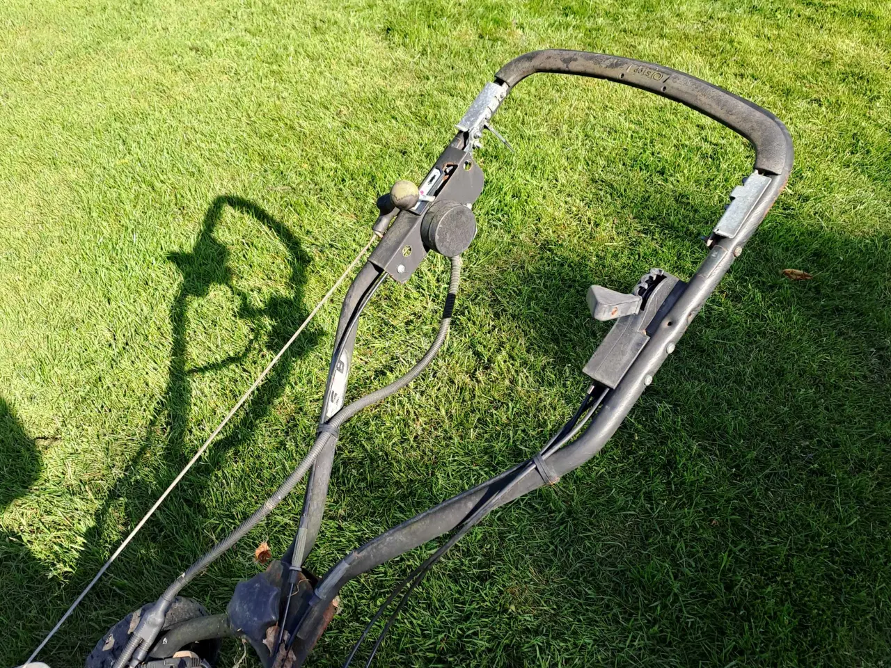 Billede 2 - Plæneklipper  selvkørende  med knækket  kabel 