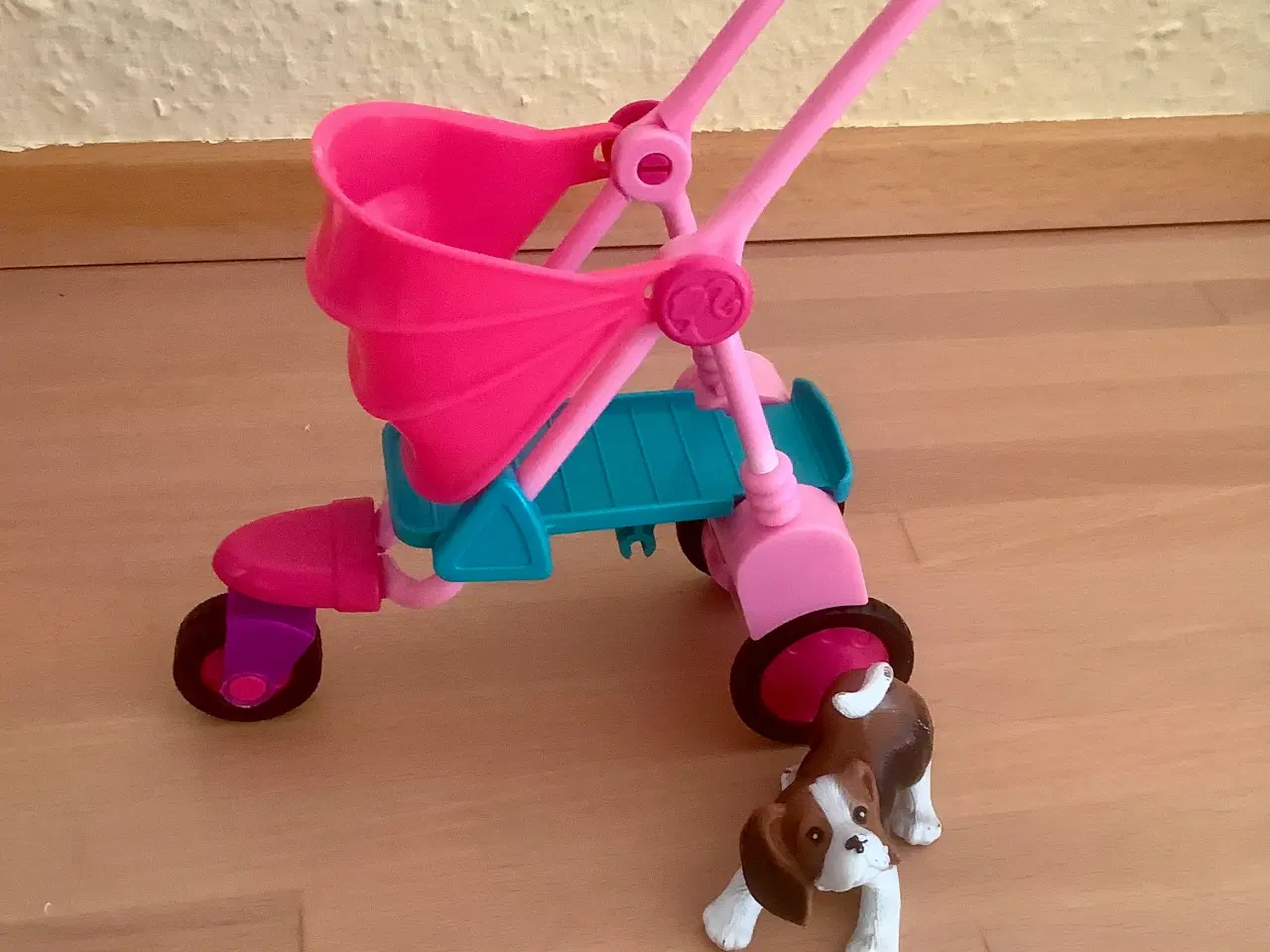Billede 6 - Barbie klapvogn/gåvogn og Barbie hund.