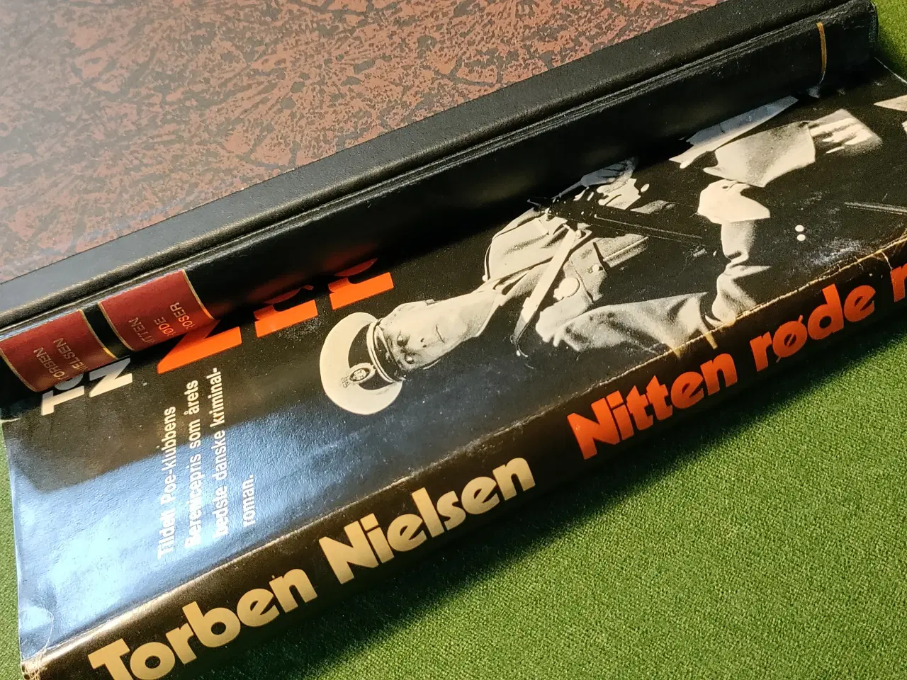 Billede 1 - Nitten røde roser - bog af Torben Nielsen