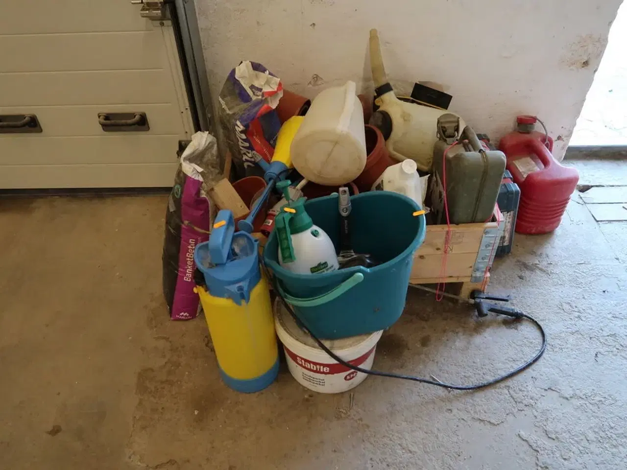 Billede 1 - Div. Dunke, tryksprøjter, varelager m.m.