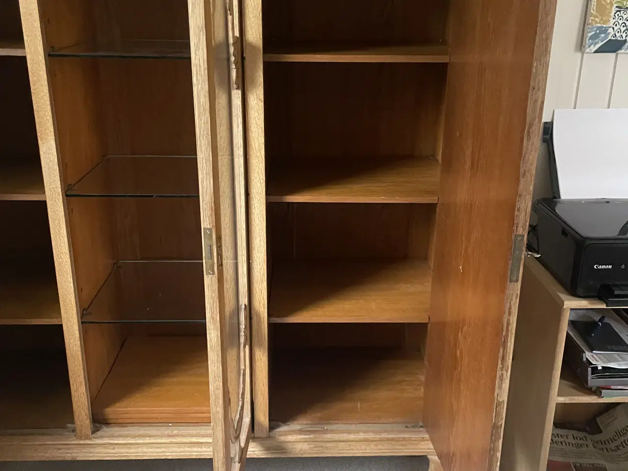 Billede 2 - Egetræs skab med hylder