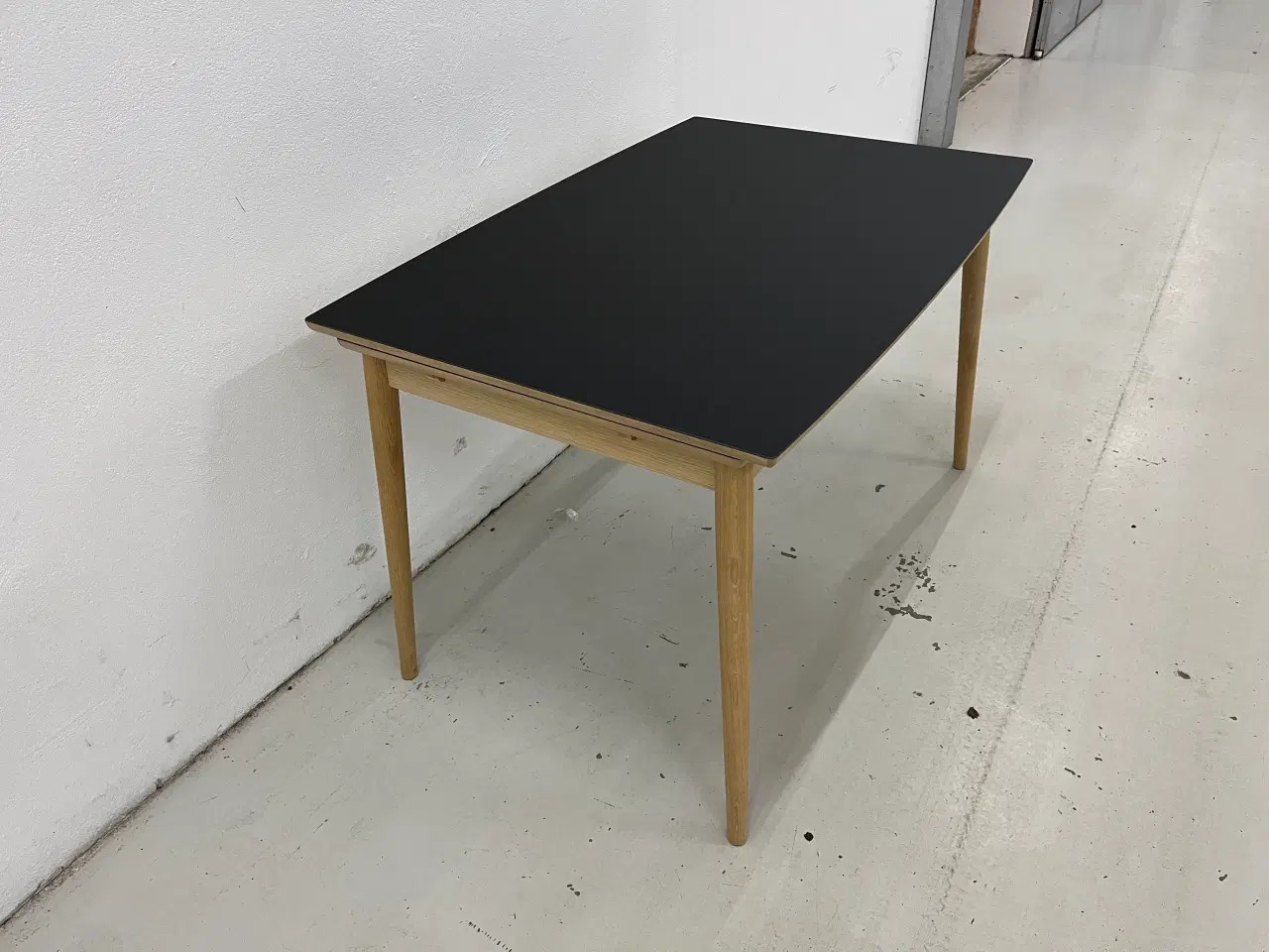 Billede 4 - Curve spisebord fra Pbj design sort linoleum og Eg