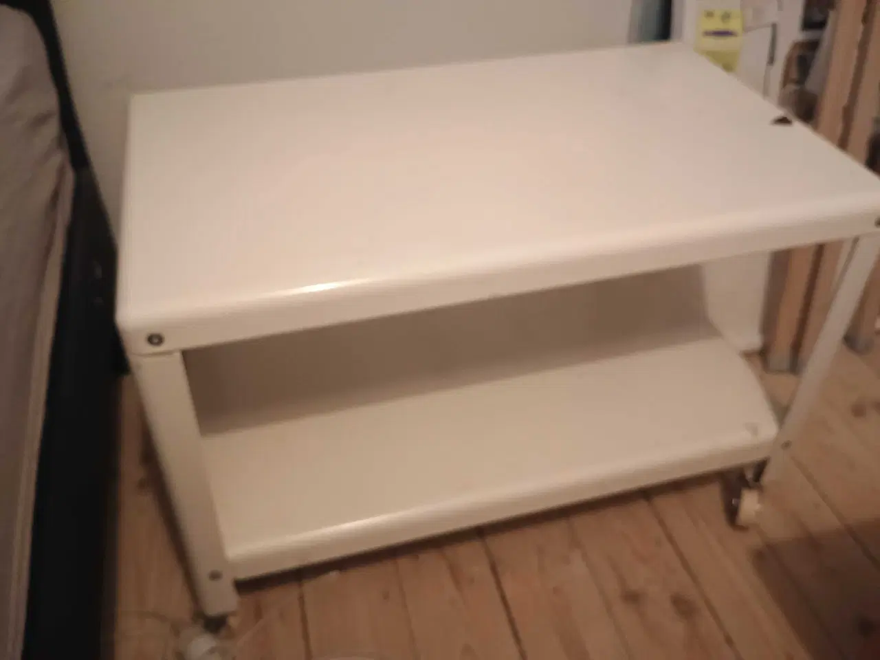 Billede 3 - Lille bord med hjul 