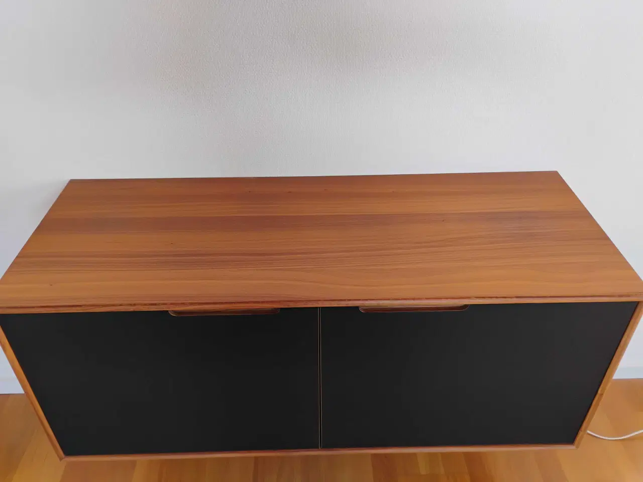 Billede 2 - Virkelig pæn væghængt skab.