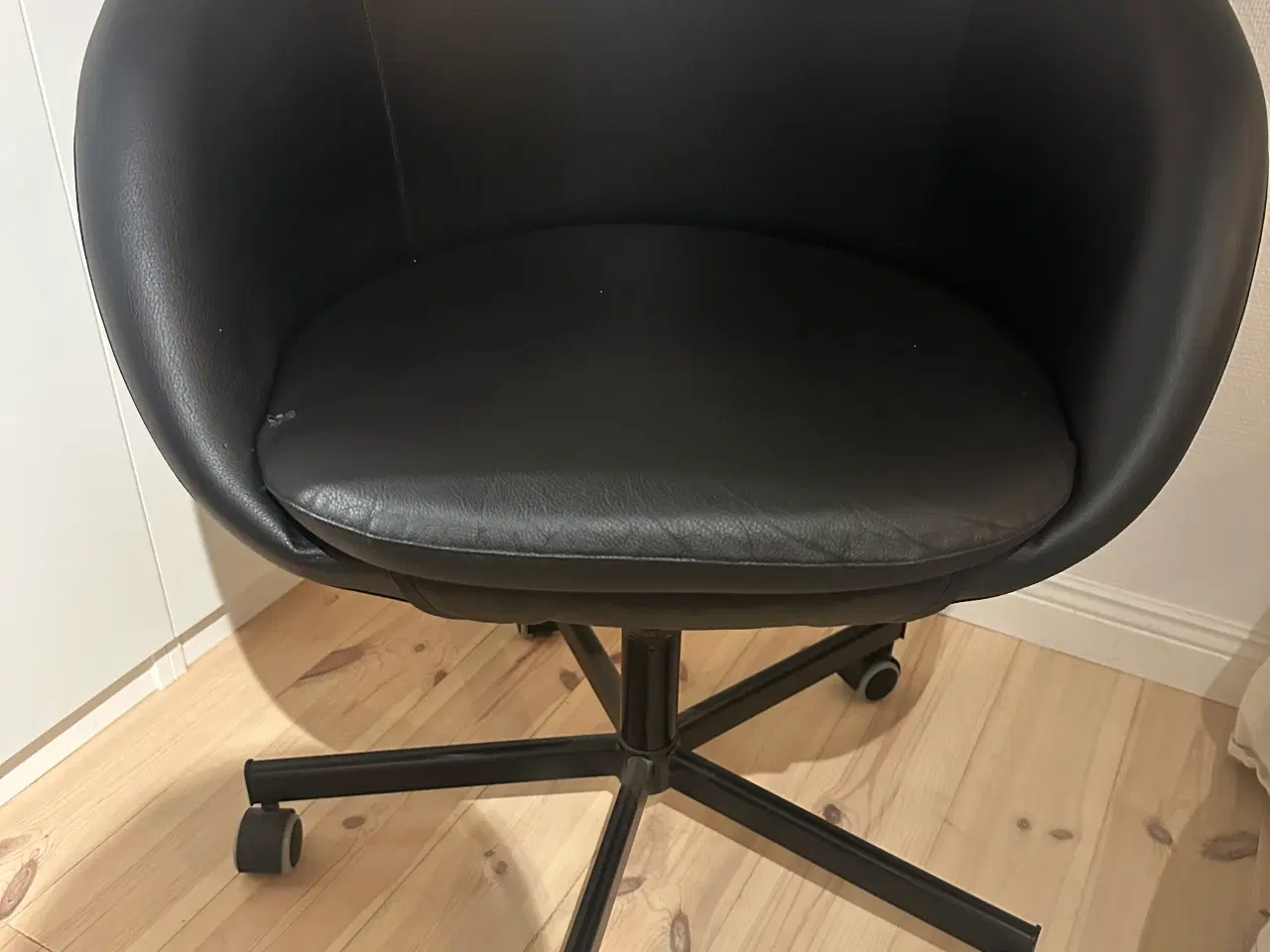 Billede 2 - Rund sort kontorstol