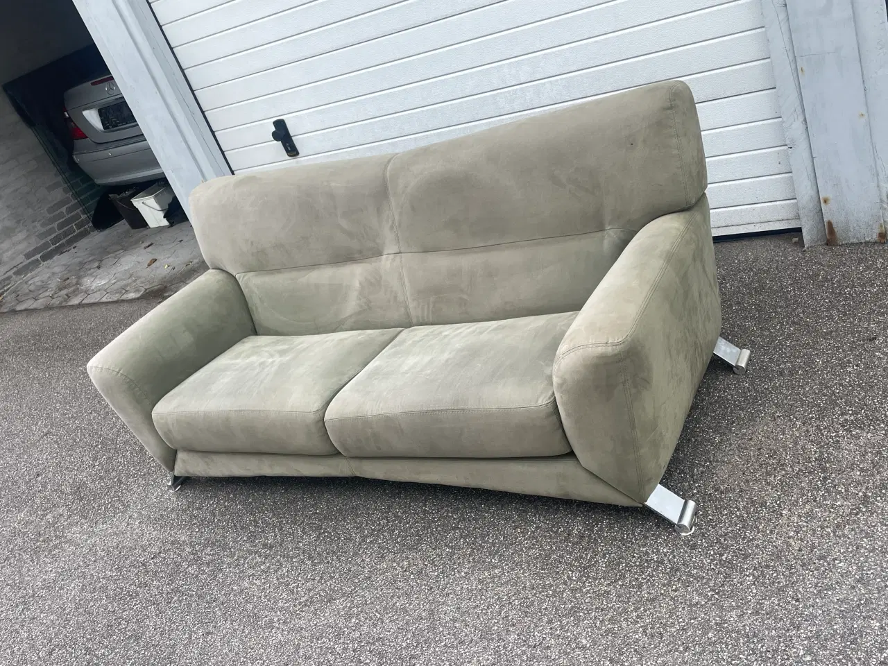 Billede 2 - Retro veloursofa i støvet grøn – 2-3 pers.